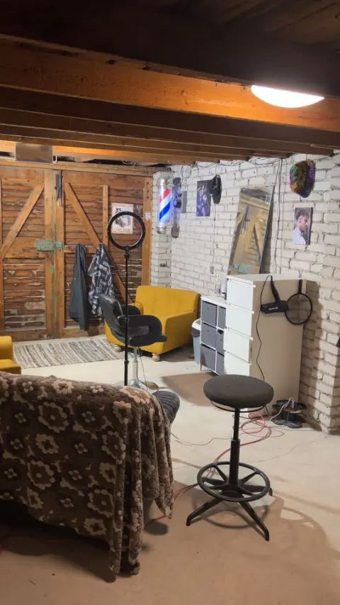 Garaaž seestpoolt: tool, peegel ja barberipost.